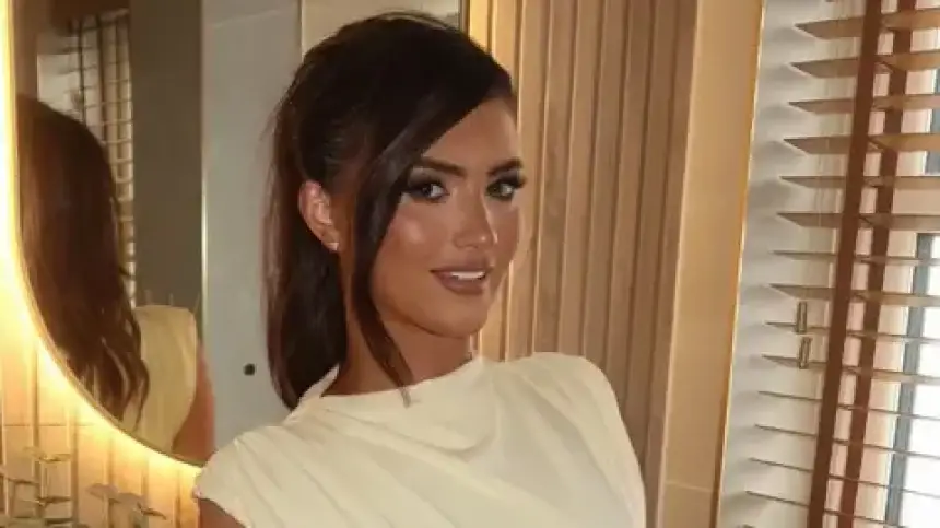 من مسابح مراكش الفاخرة إلى زنزانة السجن .. نهاية "استعراض" مؤثرة بريطانية بسبب 17 كلغ من المخدرات